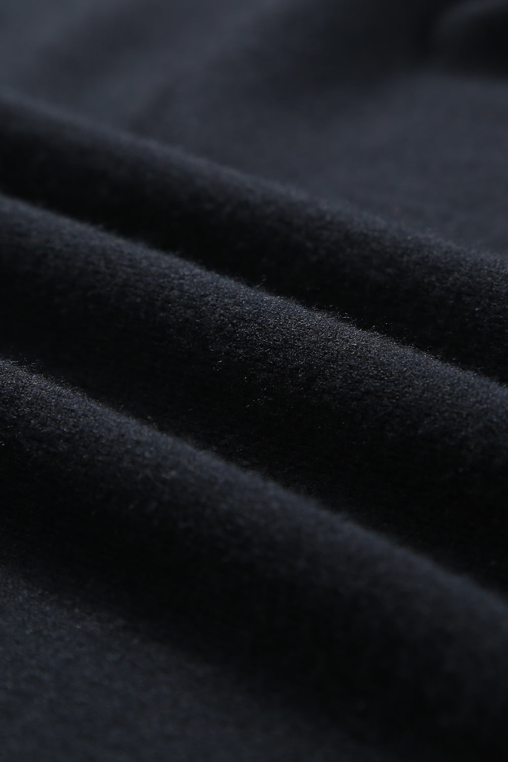 Črn ohlapen pulover z velikimi stranskimi razporki in visokim ovratnikom