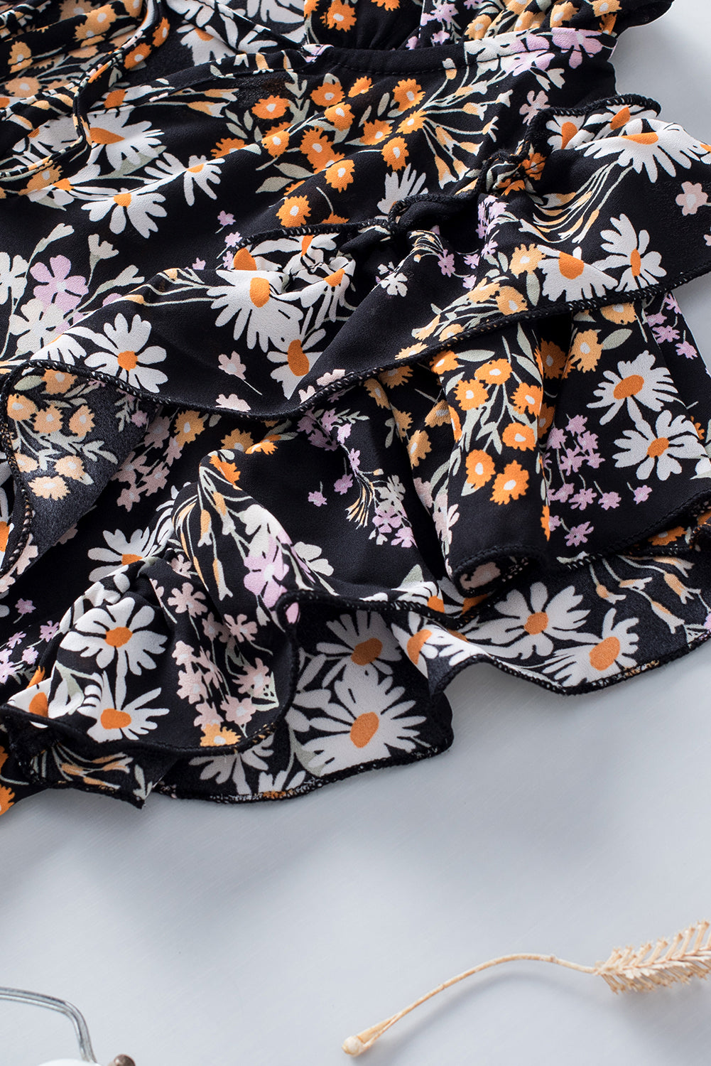 Schwarze Bluse mit Rüschen und Kordelzug und V-Ausschnitt und Blumendruck