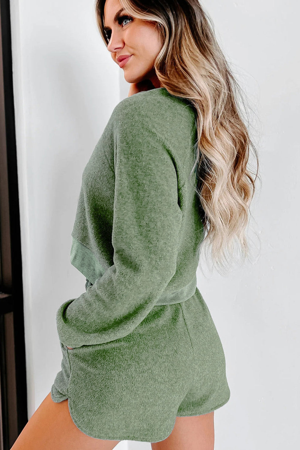 Zweiteiliges Set aus kurzem Pullover und Shorts aus grünem Fleece