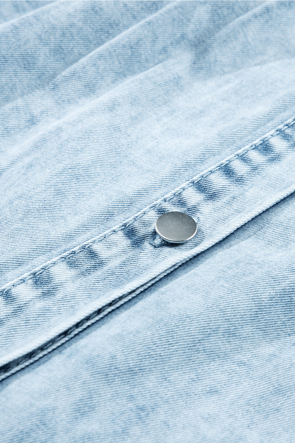 Beau Blue Mineral Wash Rüschen-Jeanskleid mit kurzen Ärmeln und Knöpfen