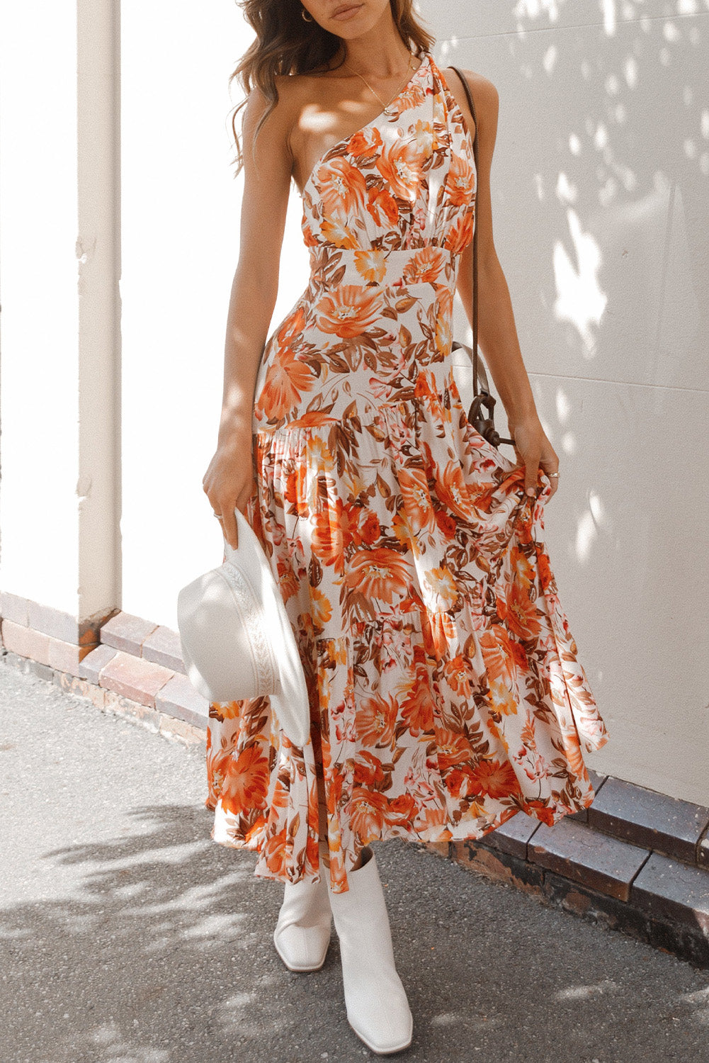 Oranžna maxi obleka z visokim pasom na eni rami, nagubana s cvetličnim potiskom