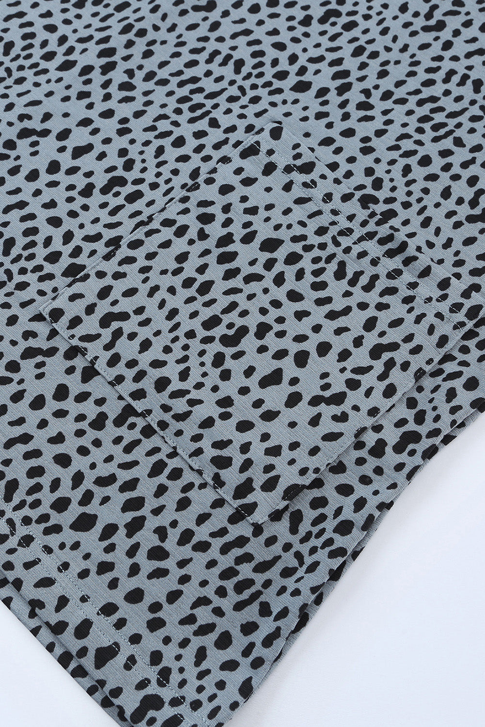 Zgornja stran tunike s črnim leopardjim potiskom in stranskimi žepi