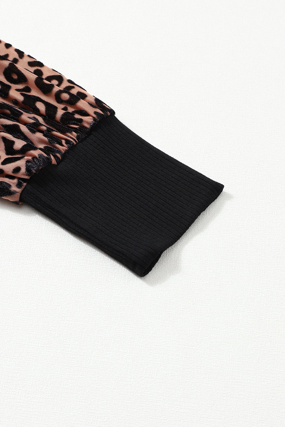 Rebrasta pletena bluza dugih rukava s uzorkom leoparda boje marelice