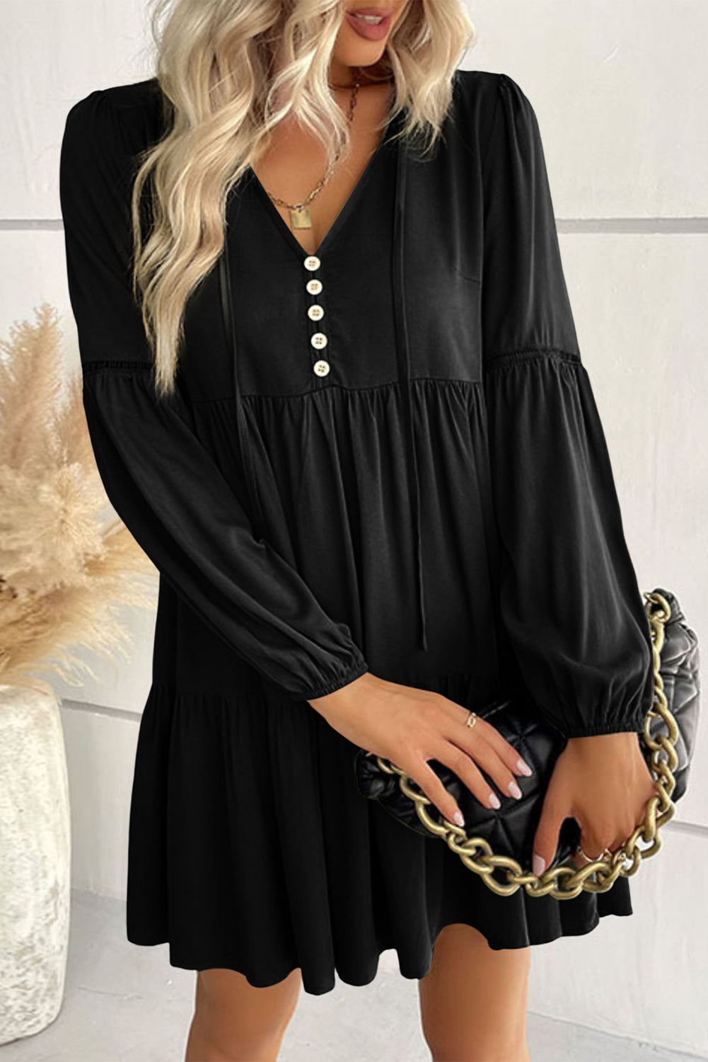 Mini-robe noire en dentelle à manches bouffantes et à volants et boutons