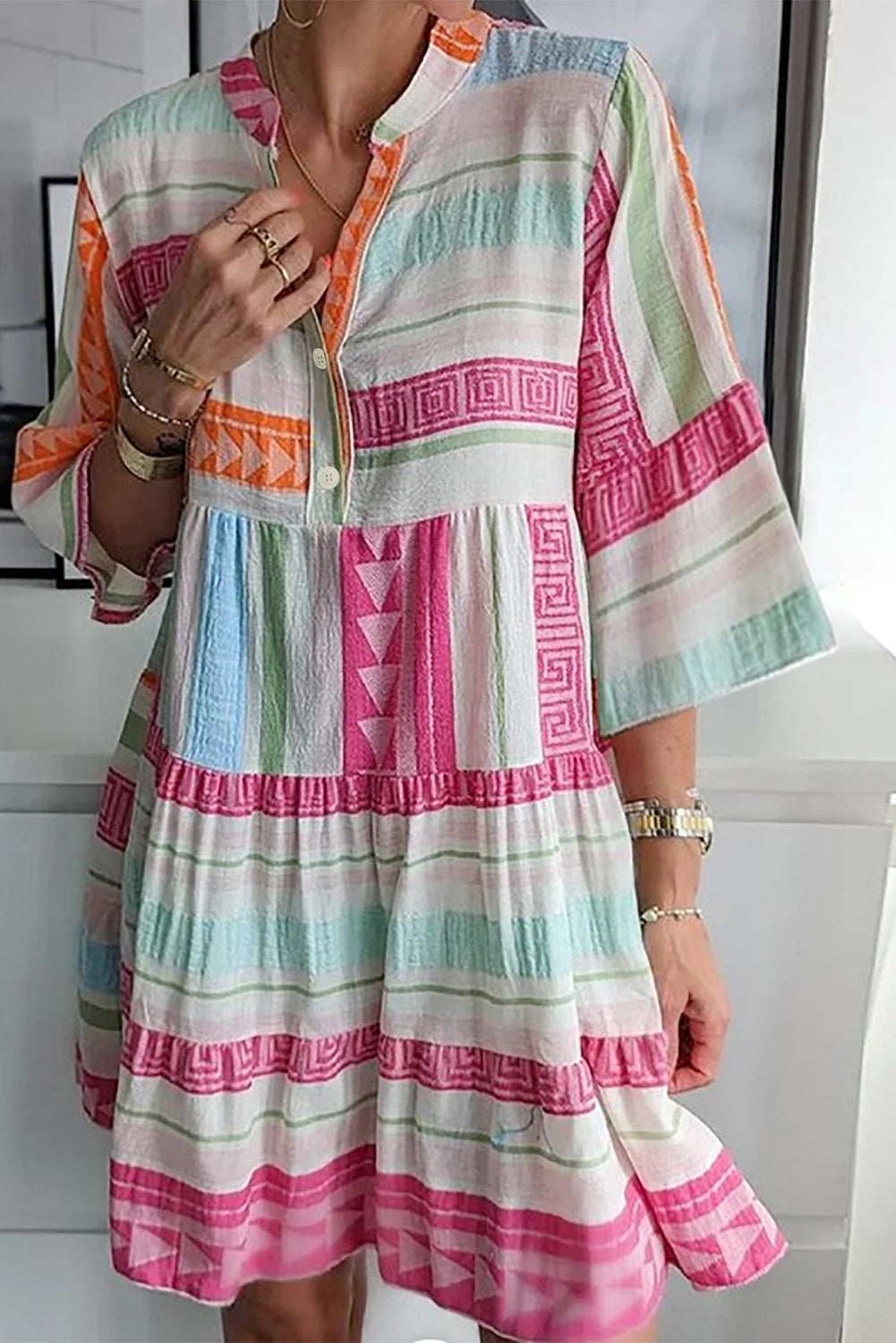 Višebojna boho mini haljina s narukvicom i rukavima s geometrijskim printom