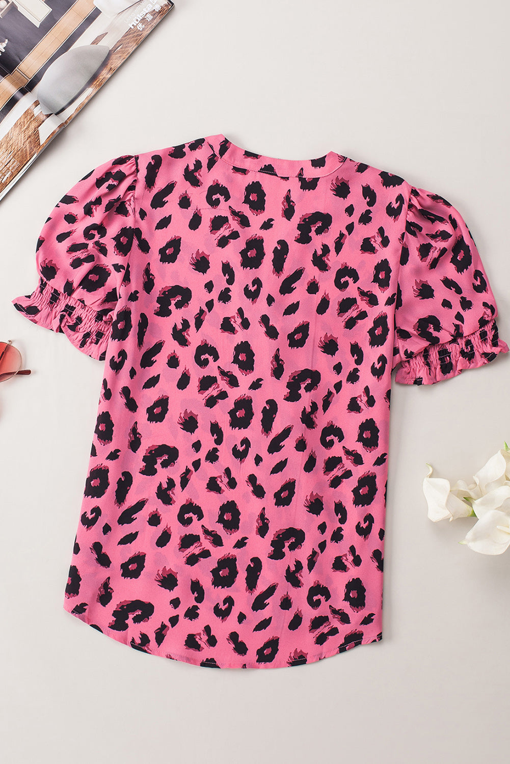 Ružičasta bluza s mjehurastim rukavima s leopard izrezom
