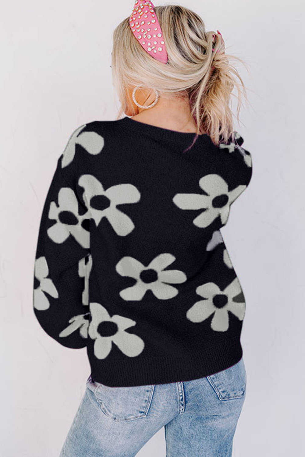 Crni pleteni rebrasti pulover s velikim cvijetom
