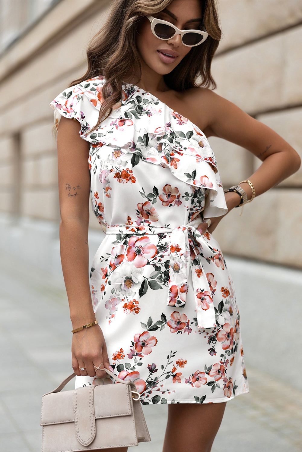Bijela cvjetna haljina visokog struka na jedno rame s naborima