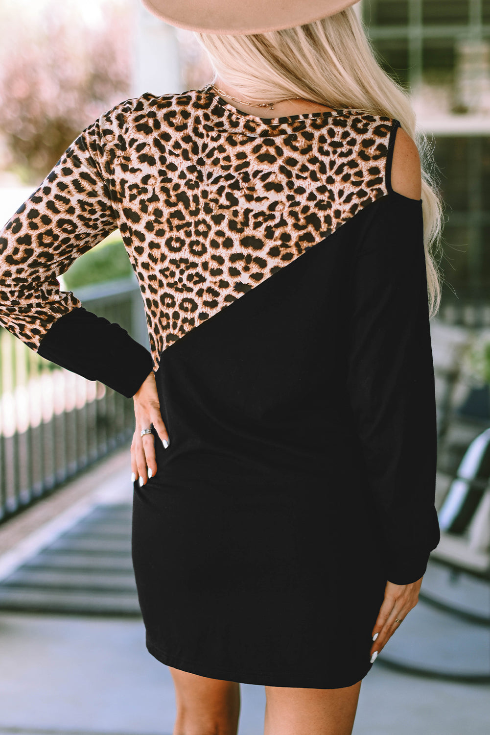 Črna asimetrična mini obleka z leopardjim barvnim blokom in hladnimi rameni