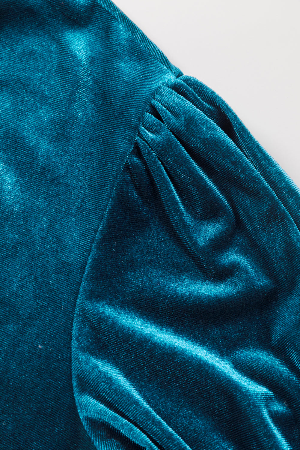 Majica kratkih rukava s leptir-kravatom u obliku paunovo plavog baršuna