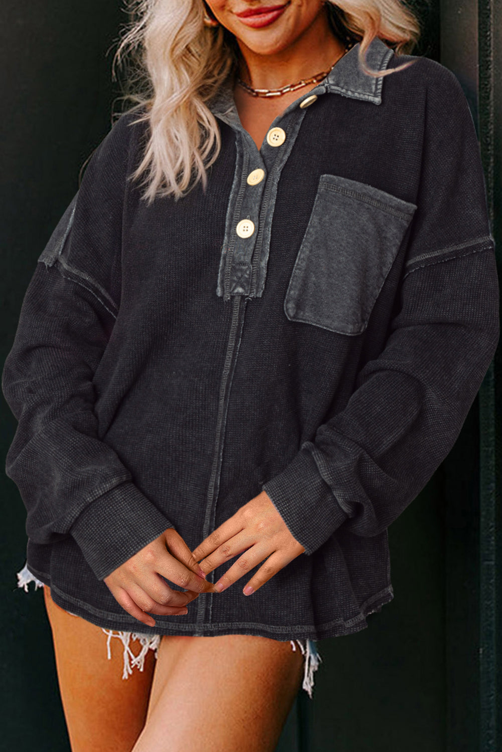 Schwarzes Henley-Sweatshirt mit freiliegender Nahttasche und Waffelmuster