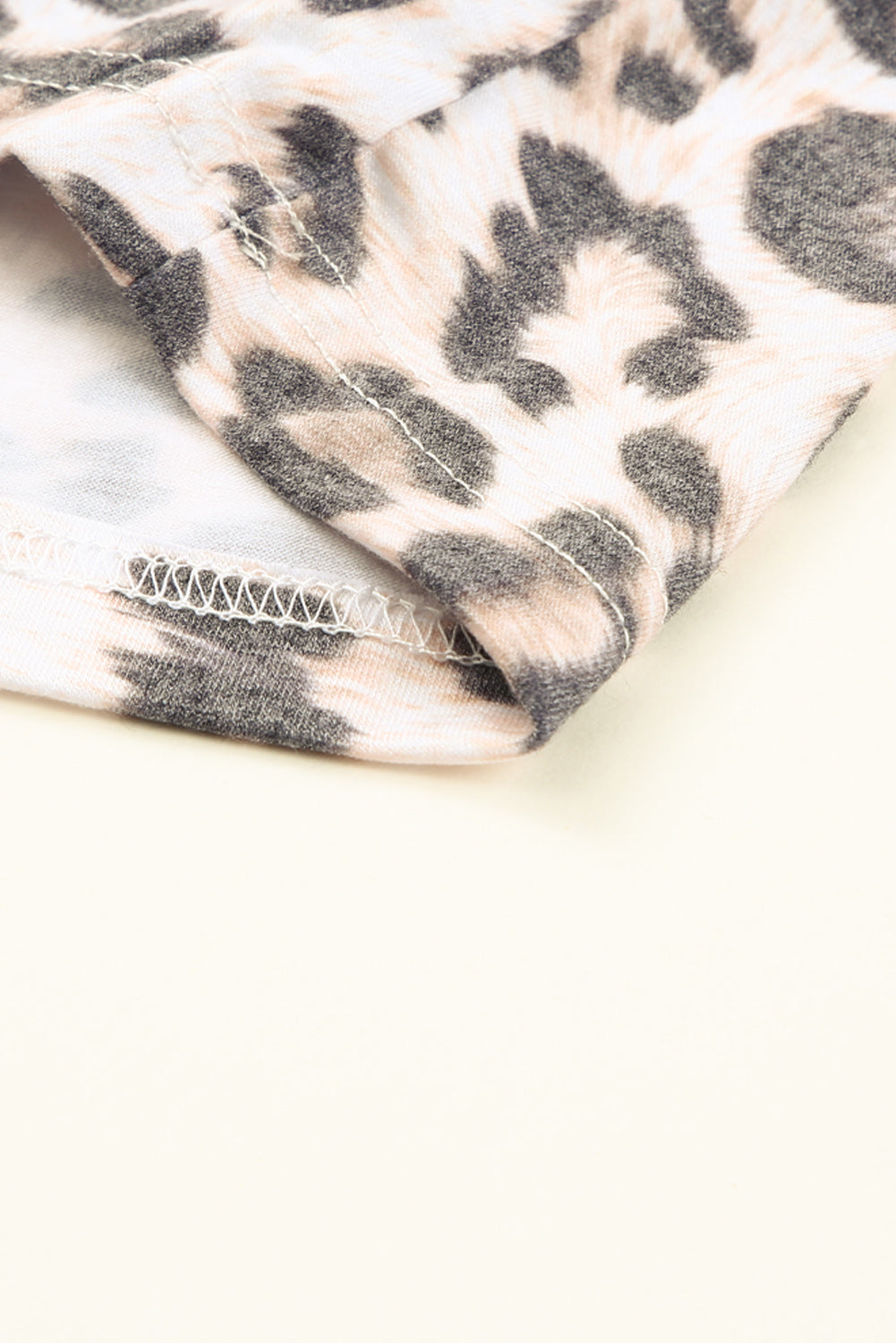 Večplastna in naborana mini obleka brez rokavov z leopardjim vzorcem
