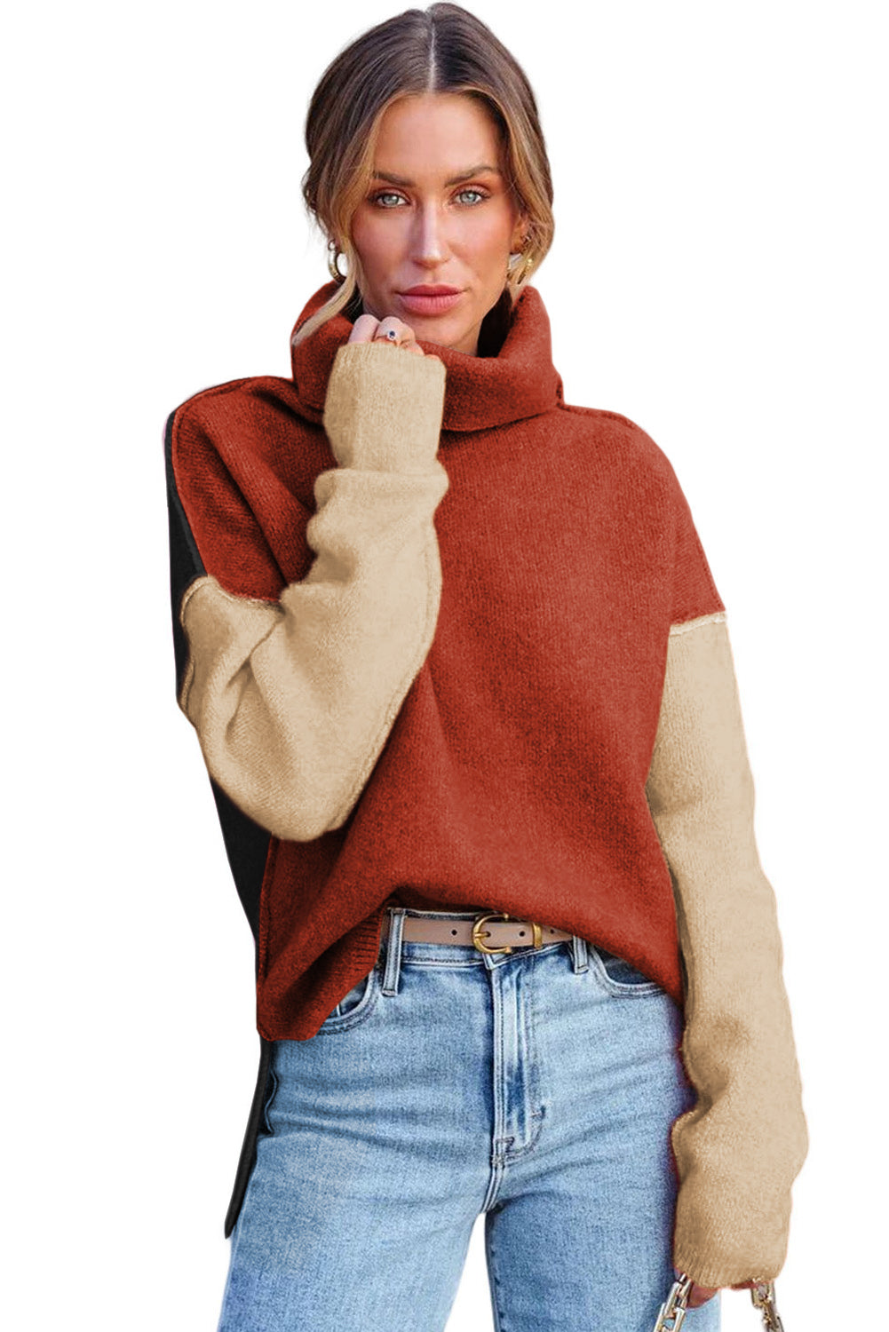 Pleteni pulover na spuštena ramena s kornjačevim ovratnikom i blokovima crvene boje