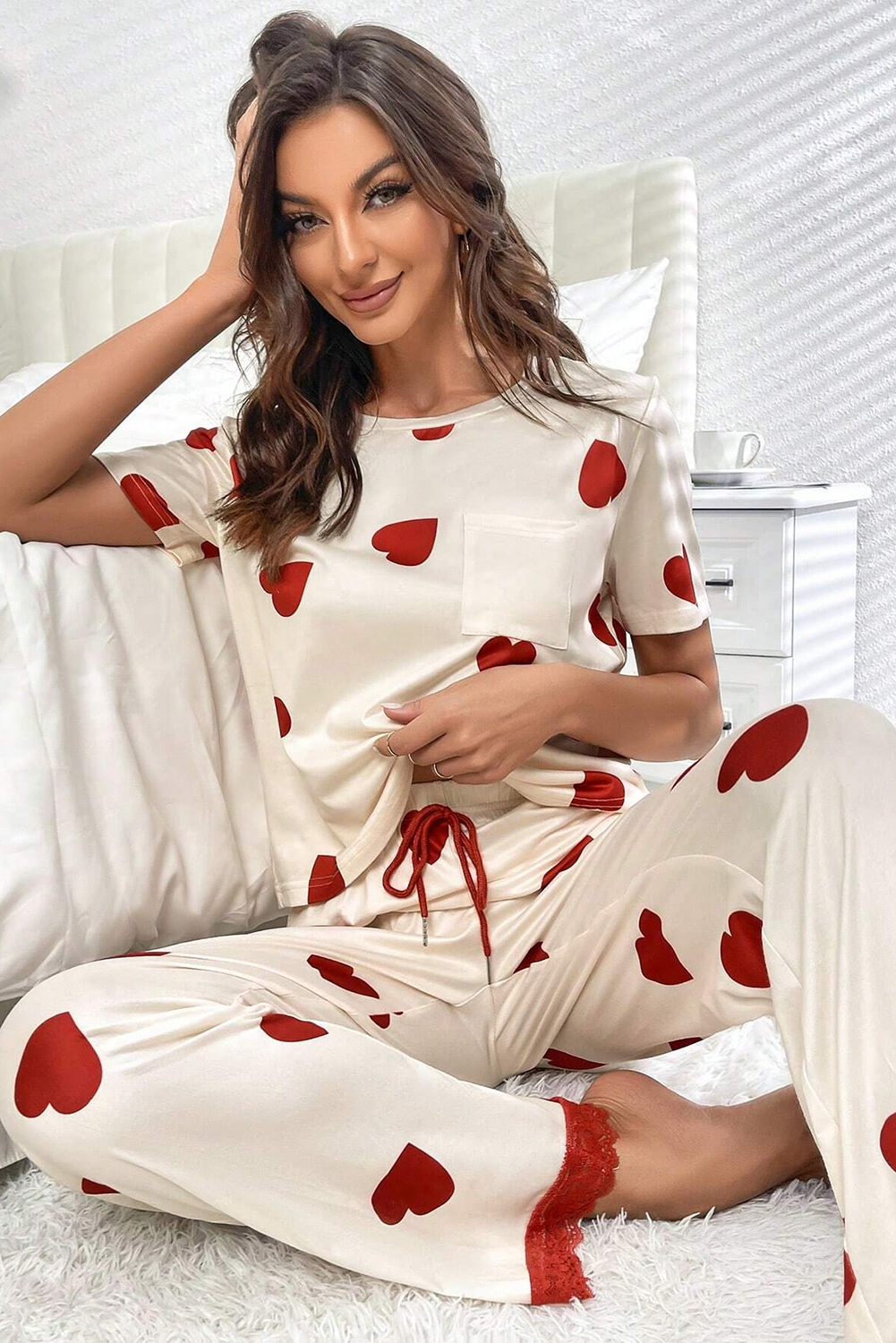 Ensemble pyjama blanc avec t-shirt et pantalon à imprimé cœur et ourlet en dentelle pour la Saint-Valentin