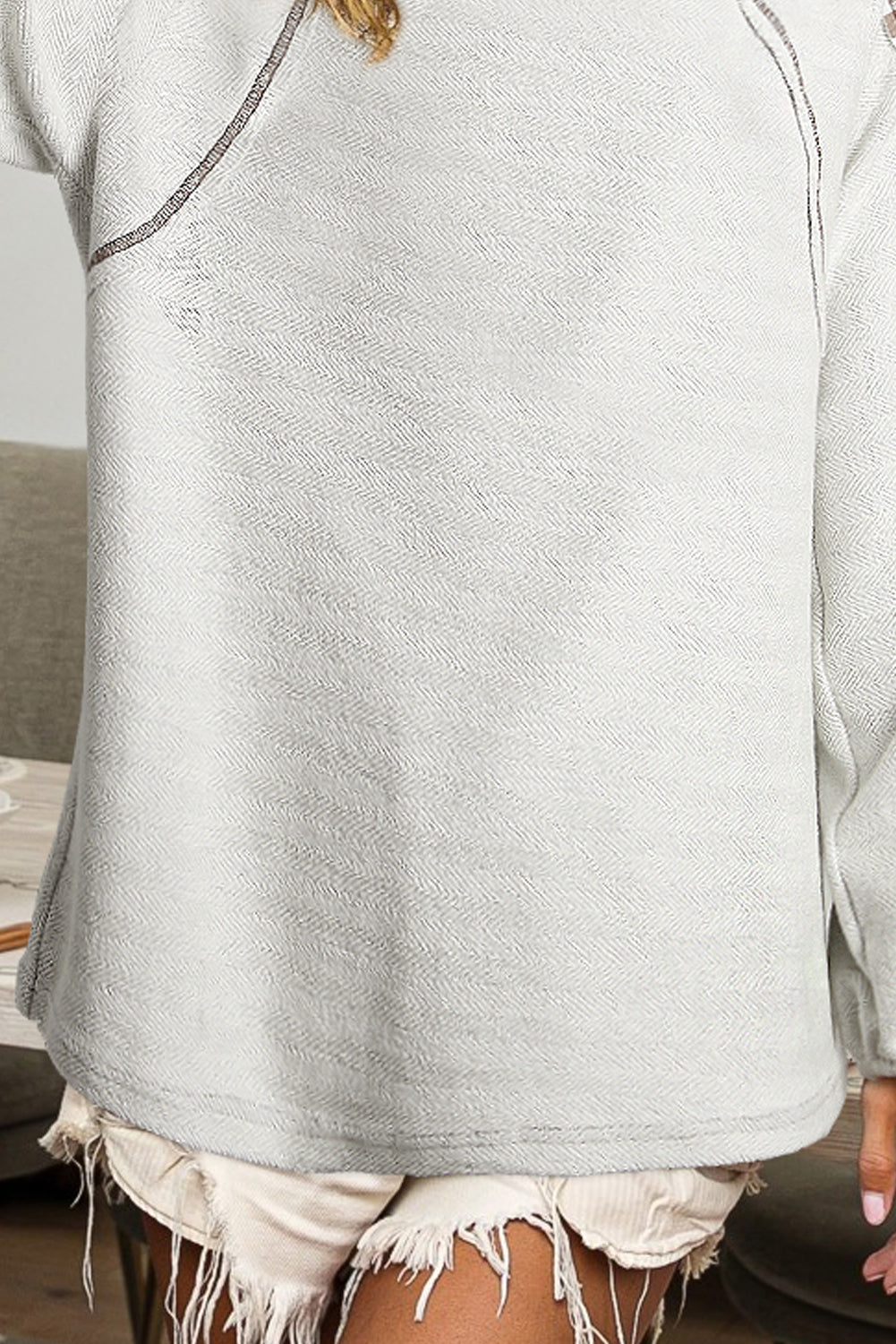 Majica z dolgimi rokavi z večbarvnimi črtami in izpostavljenimi šivi