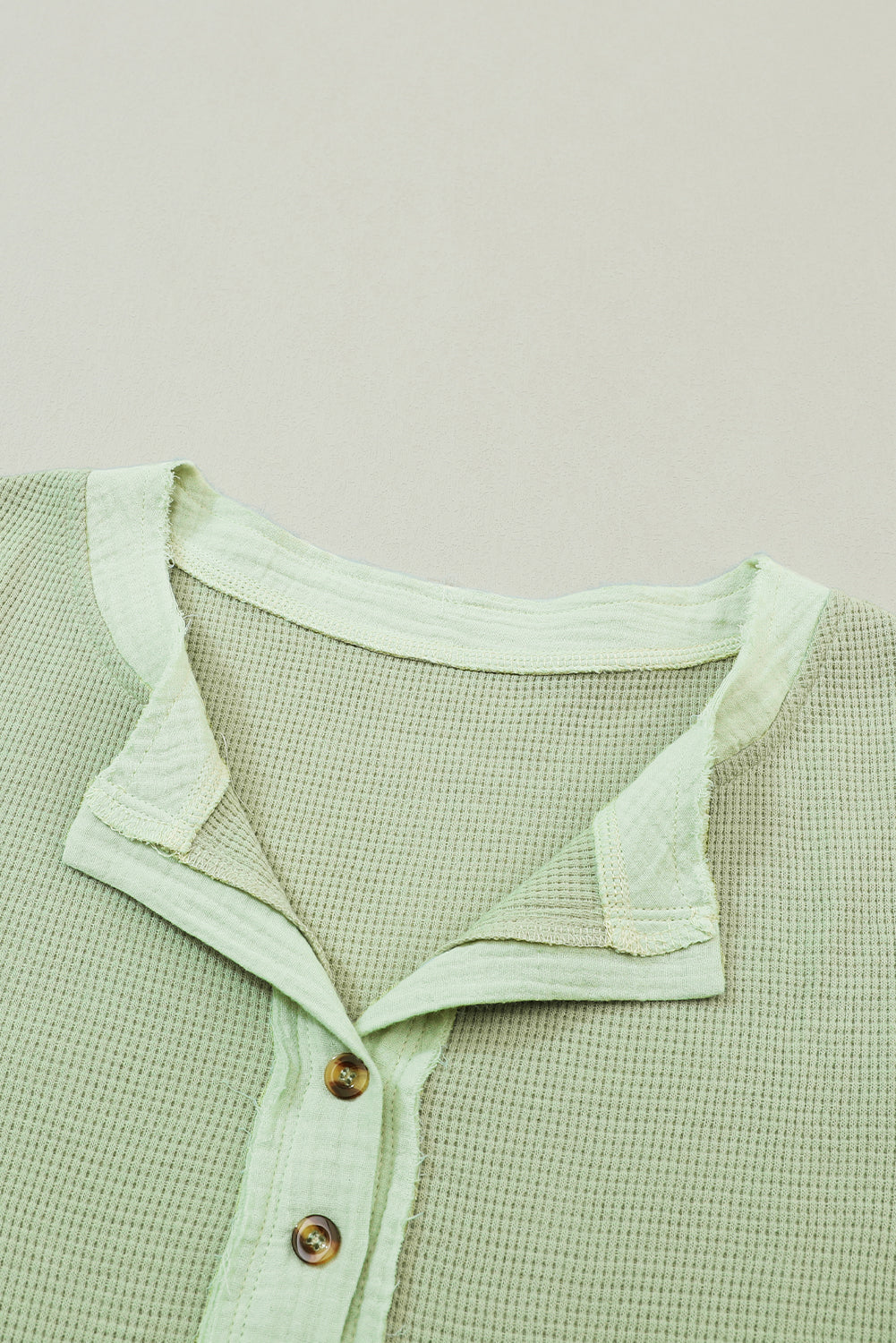 Haut Henley texturé en tricot gaufré Laurel Green