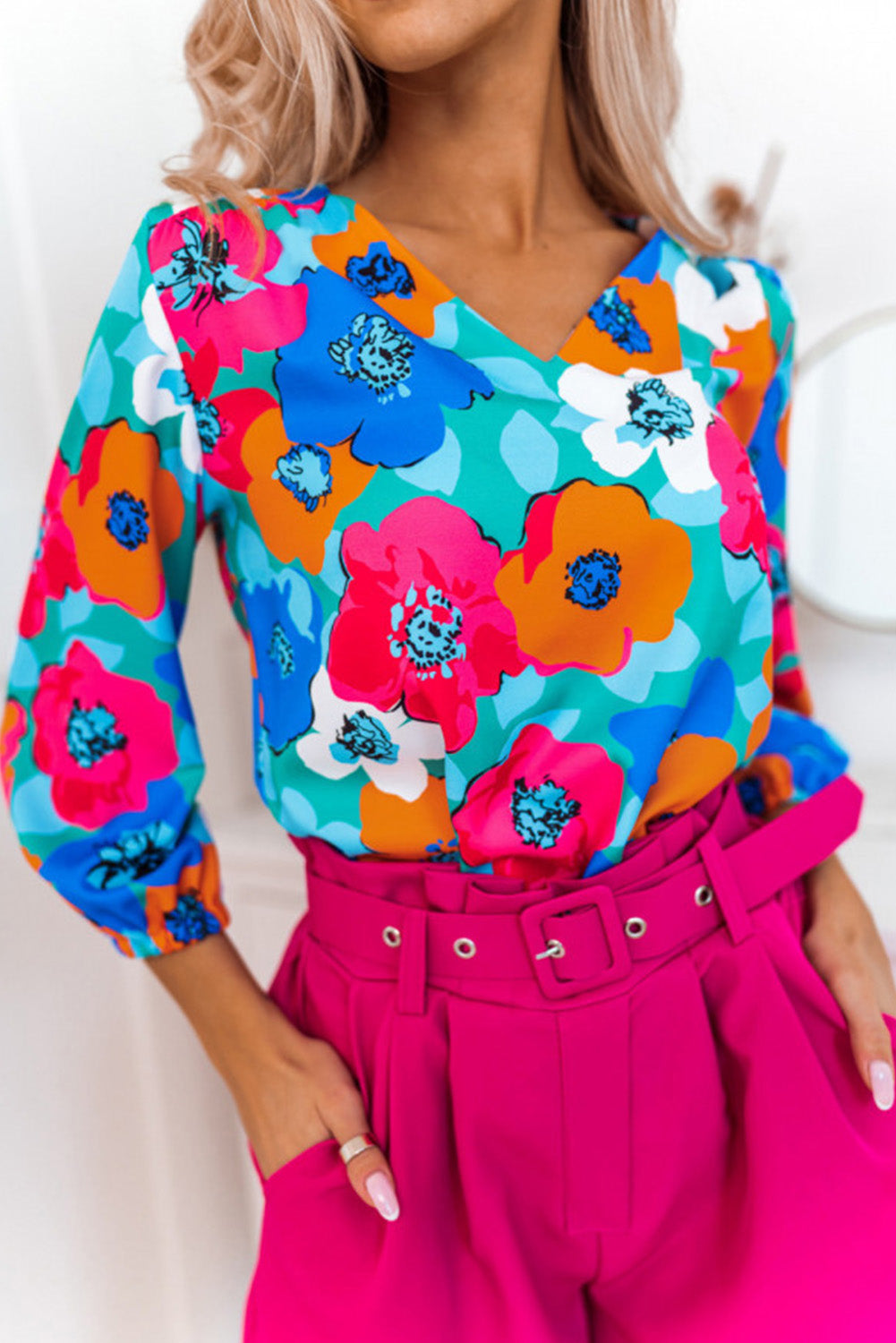 Bluza s V izrezom i 3/4 rukava s ružičastim cvjetnim uzorkom