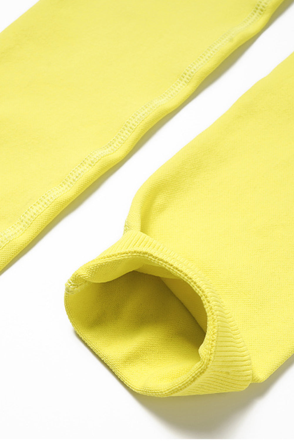 Žuta majica s dugim rukavima i komplet za vježbanje s širokim hlačama