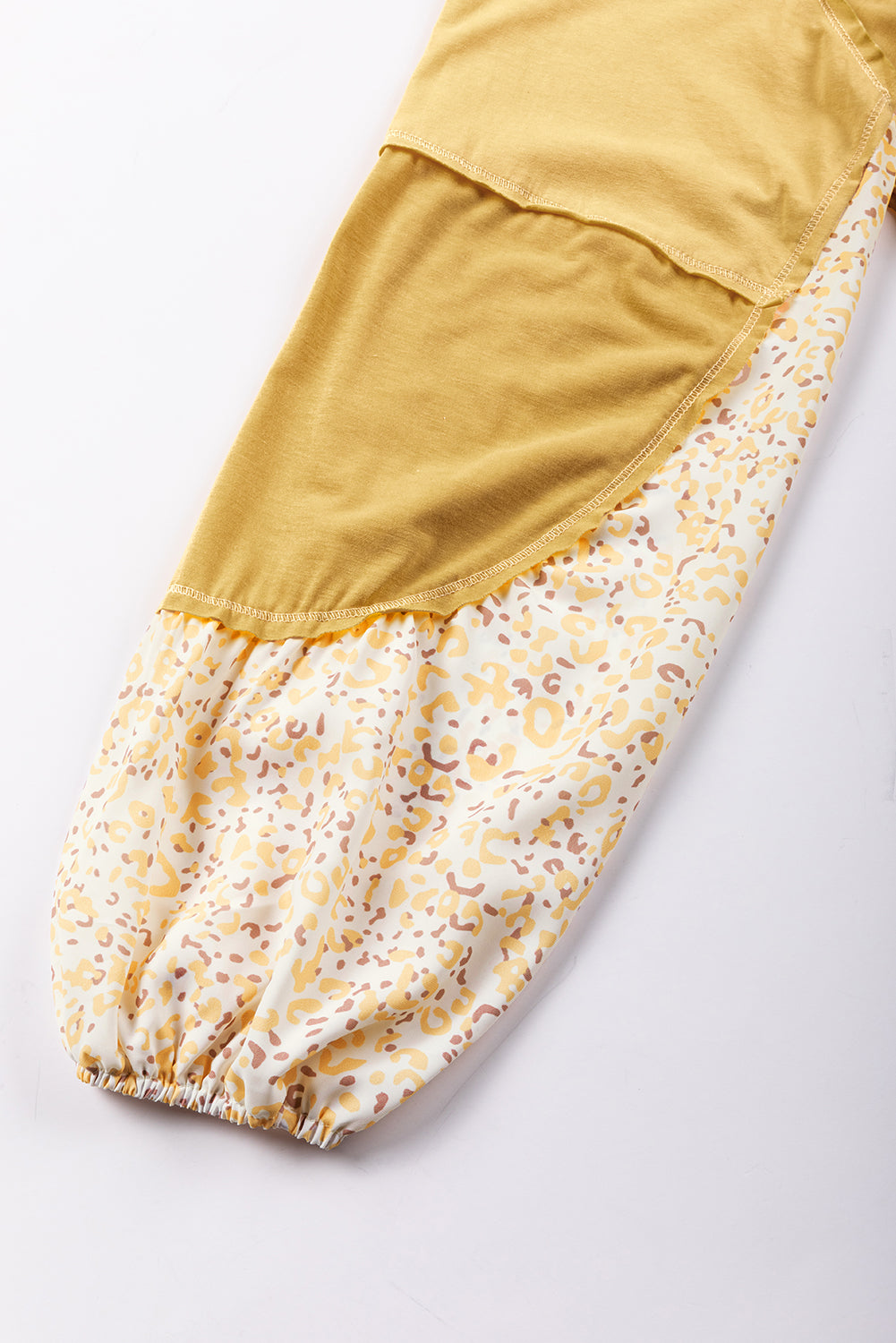 Haut beige à fleurs color block avec manches ballon et coutures apparentes
