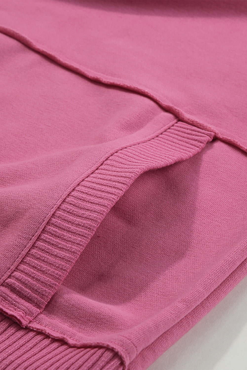 Hellrosa Sweatshirt mit geripptem Saum, Druckknopfausschnitt und Tasche
