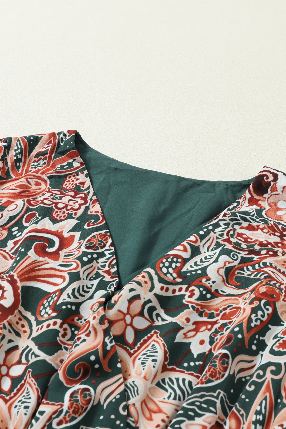Braunes, langärmliges, fließendes Chorhemdkleid mit geometrischem Aufdruck