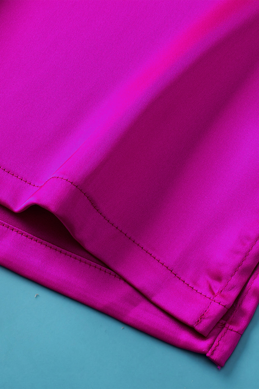 Komplet svetlo roza satenaste majice z V izrezom in kratkih hlač z vrvico