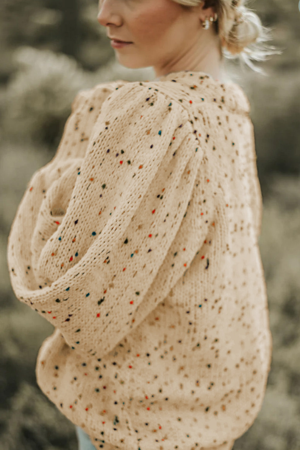 Heller französischer Beige-Pullover mit bunten Punkten und Zopfmuster und Rundhalsausschnitt