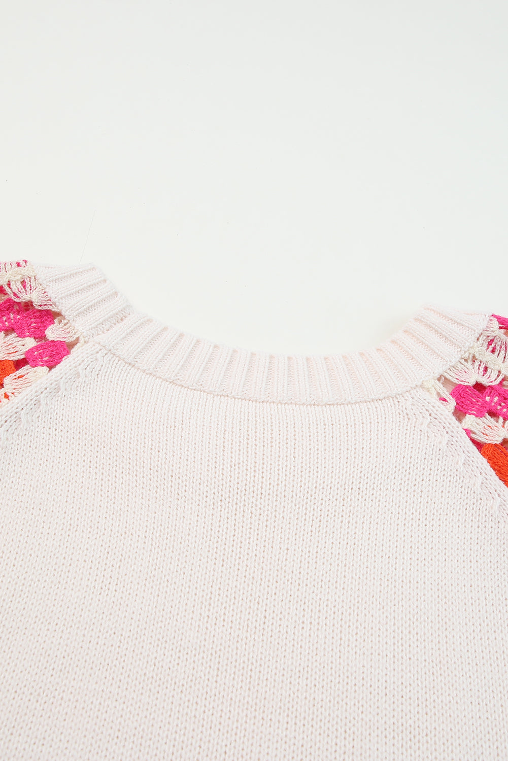 Kontrastni pleteni pulover z napihnjenimi rokavi, kvačkan v obliki vrtnice