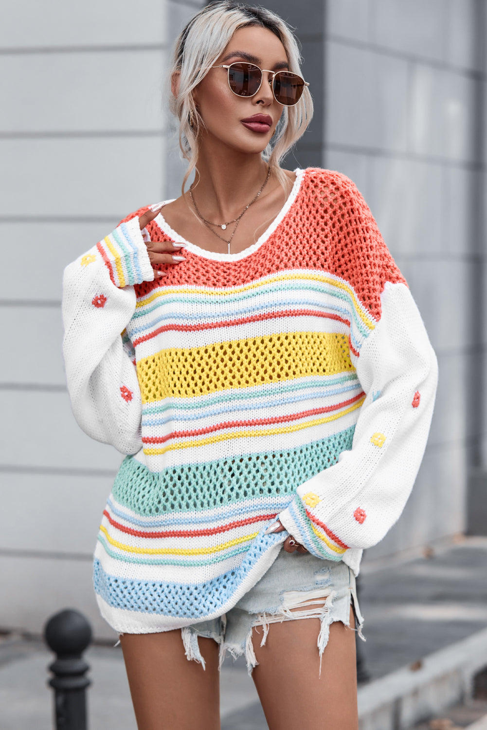 Pull multicolore à manches contrastées en tricot à rayures creuses