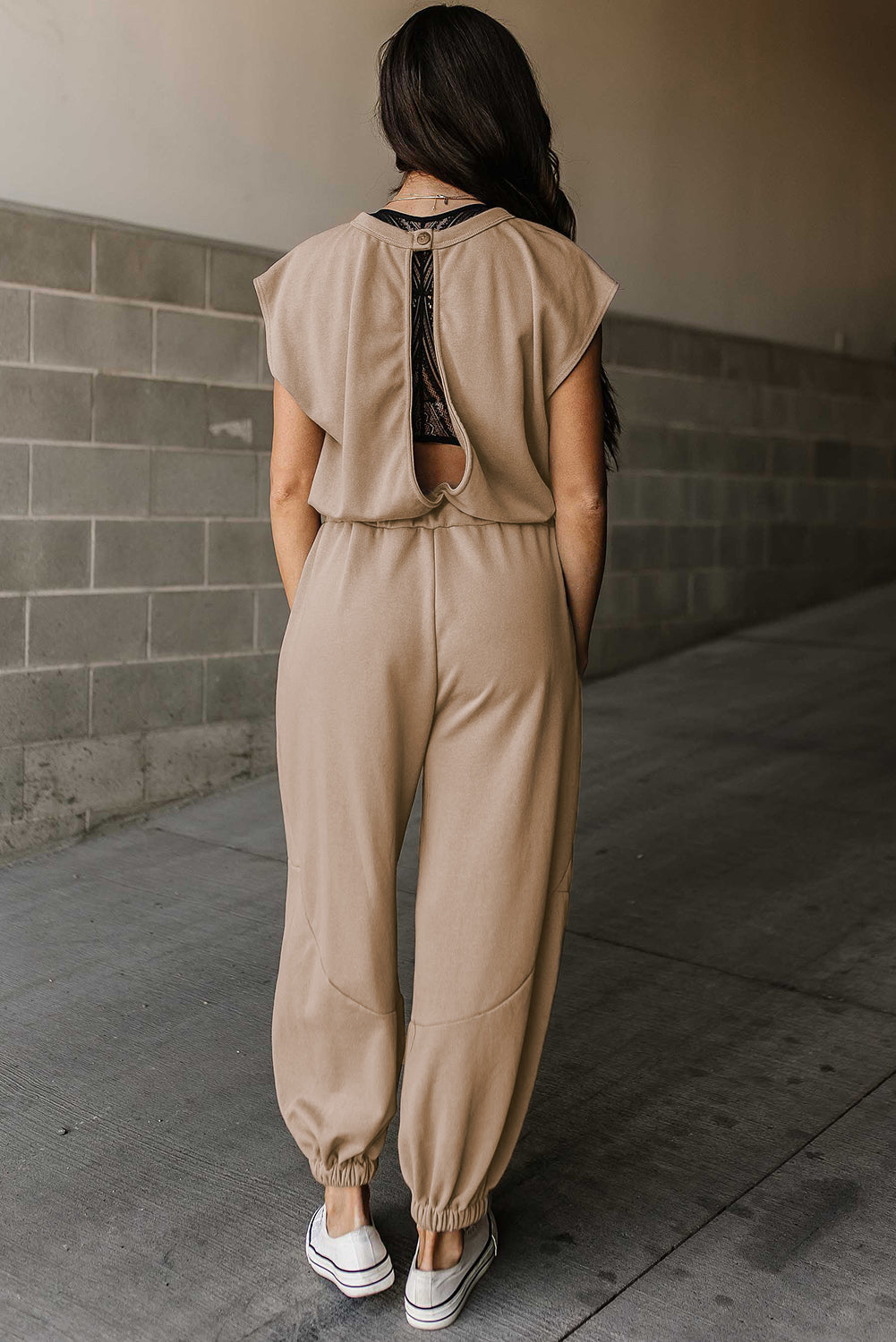 Leichter französischer Beige-Jogger-Jumpsuit mit Flügelärmeln, offenem Rücken und Kordelzug