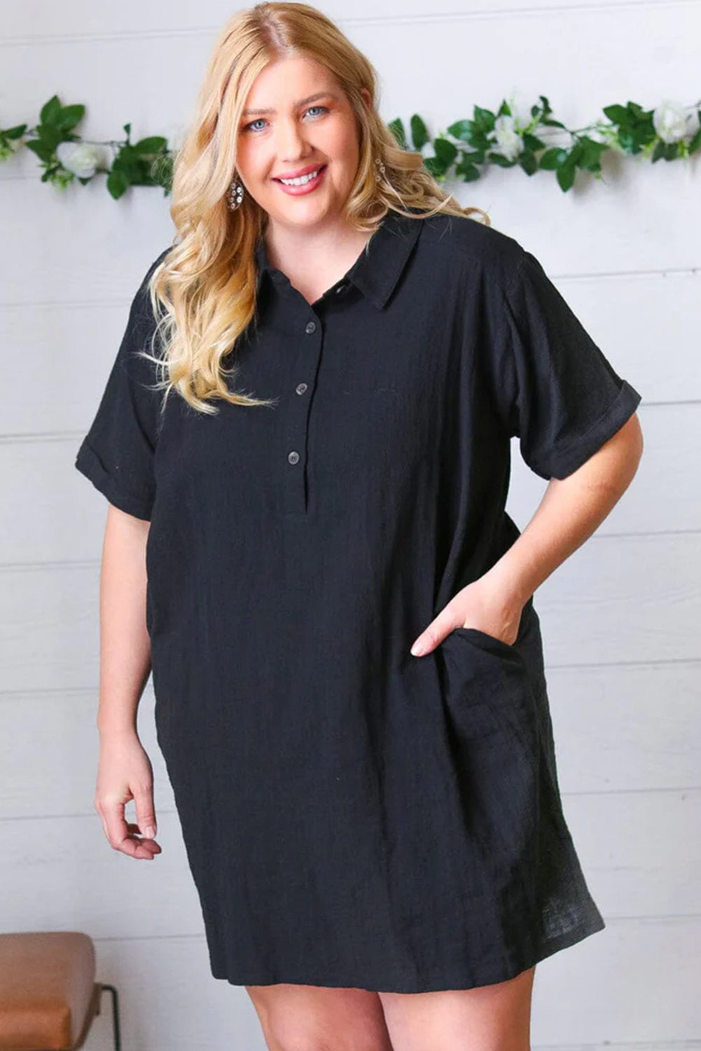 Crna duga haljina kratkih rukava s ovratnikom košulje veće veličine