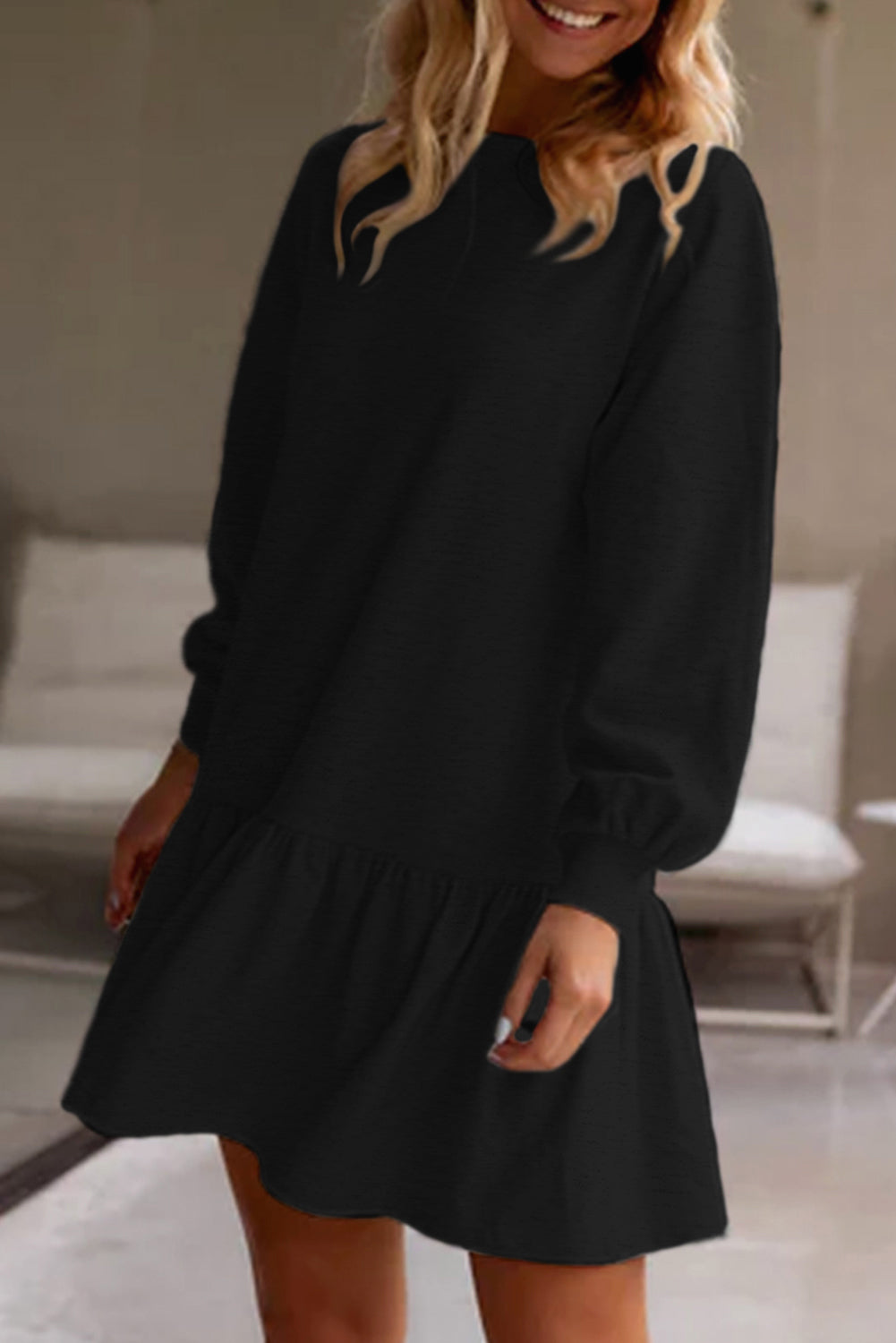 Schwarzes, einfarbiges Minikleid mit Puffärmeln und Rüschensaum