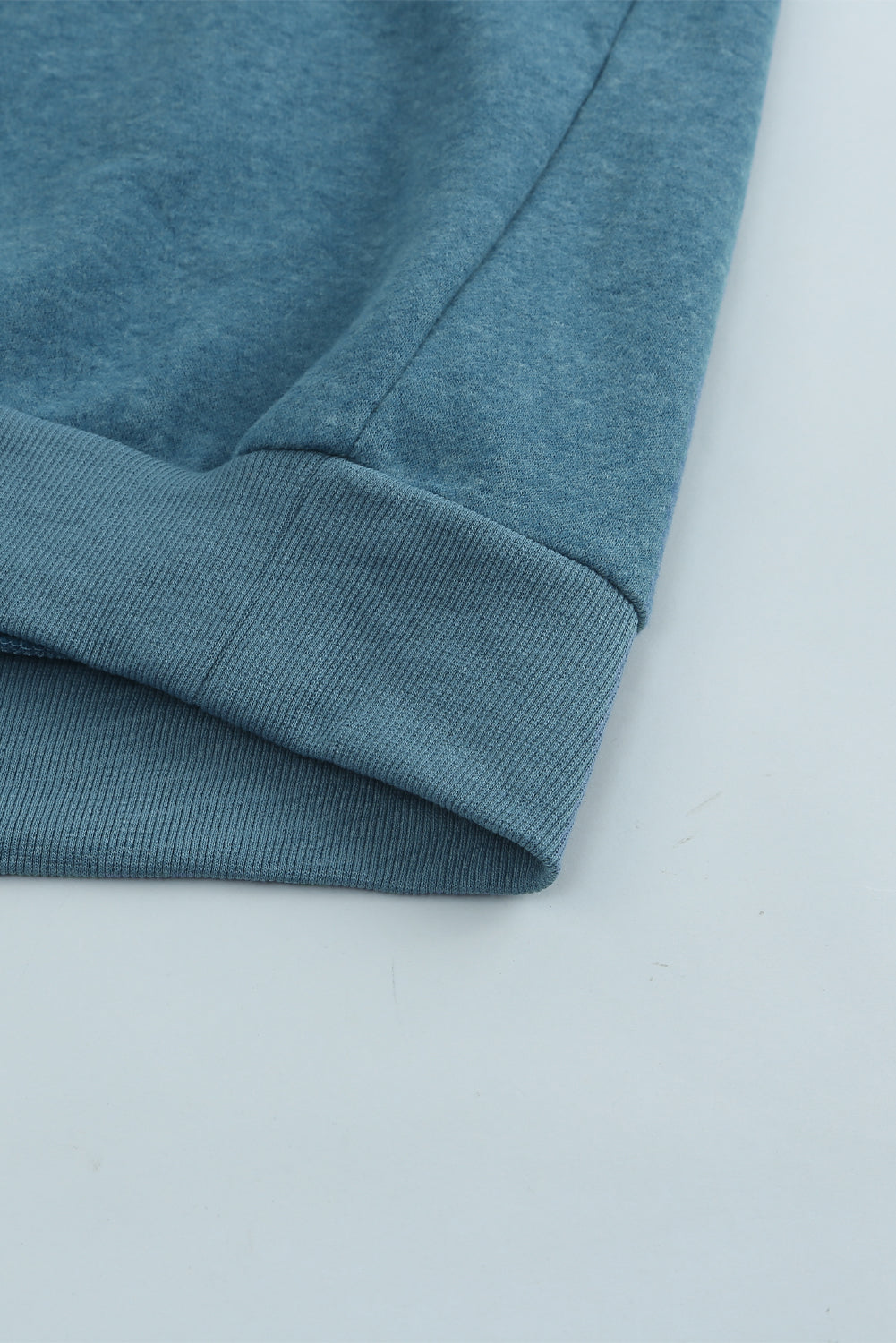 Sweat-shirt bleu à manches longues et blocs de couleurs