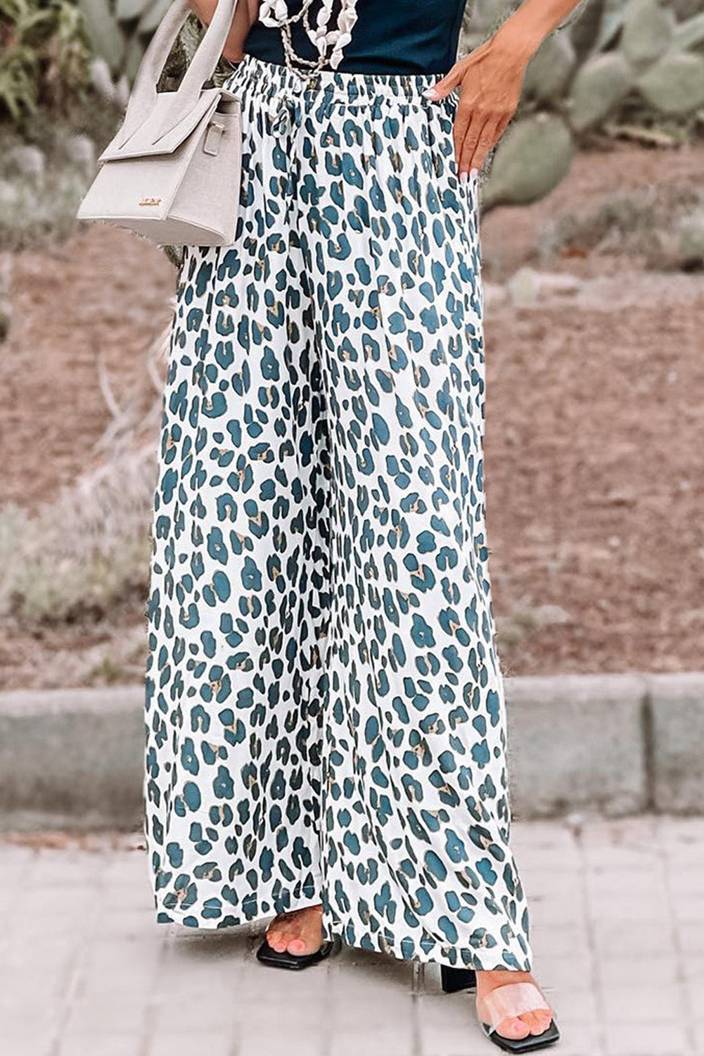Weiße Hose mit weitem Bein und Taschen im Leopardenmuster