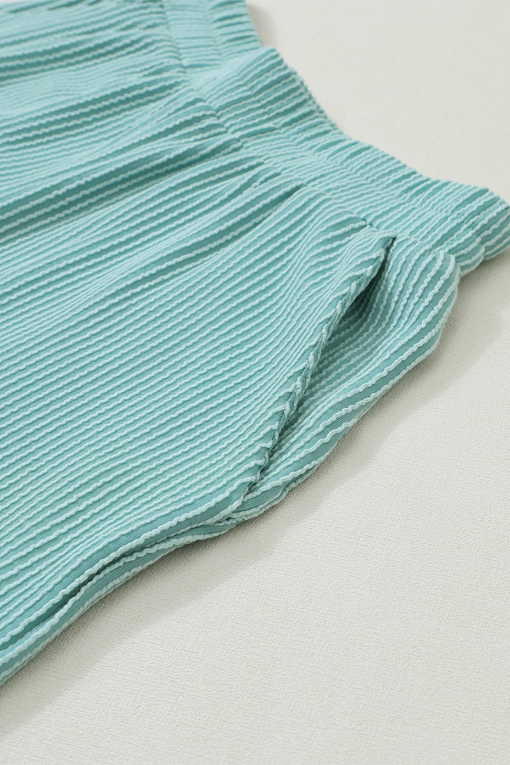 Nebelblaues Cord-Shorts-Set mit V-Ausschnitt, lockerem Oberteil und Taschen