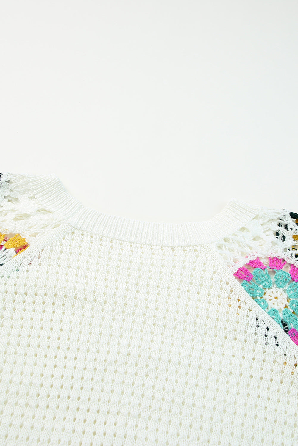 Bel pulover s kvačkanimi rokavi s cvetličnimi motivi