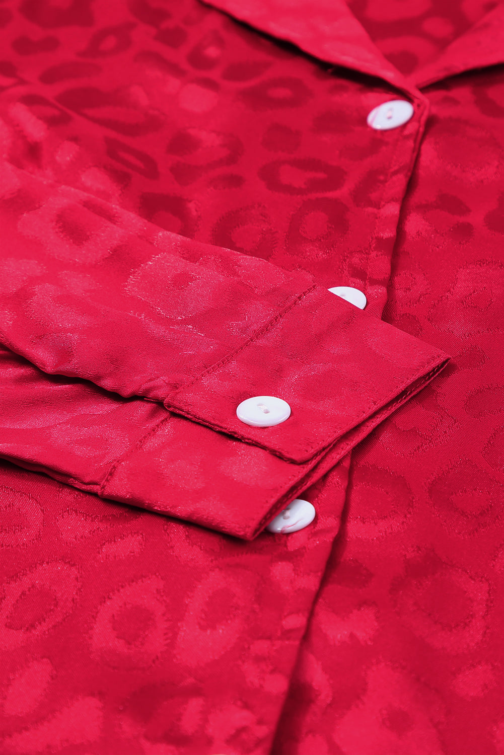 Completo da salotto con top a maniche lunghe e pantaloncini leopardati in raso rosso fuoco da 2 pezzi