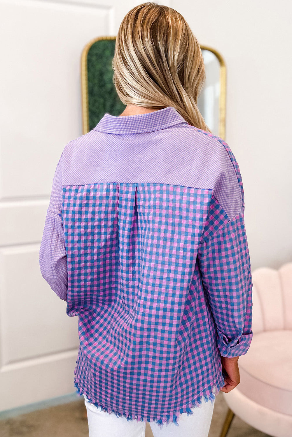 Chemise violette boutonnée à carreaux mélangés à manches longues et poche poitrine