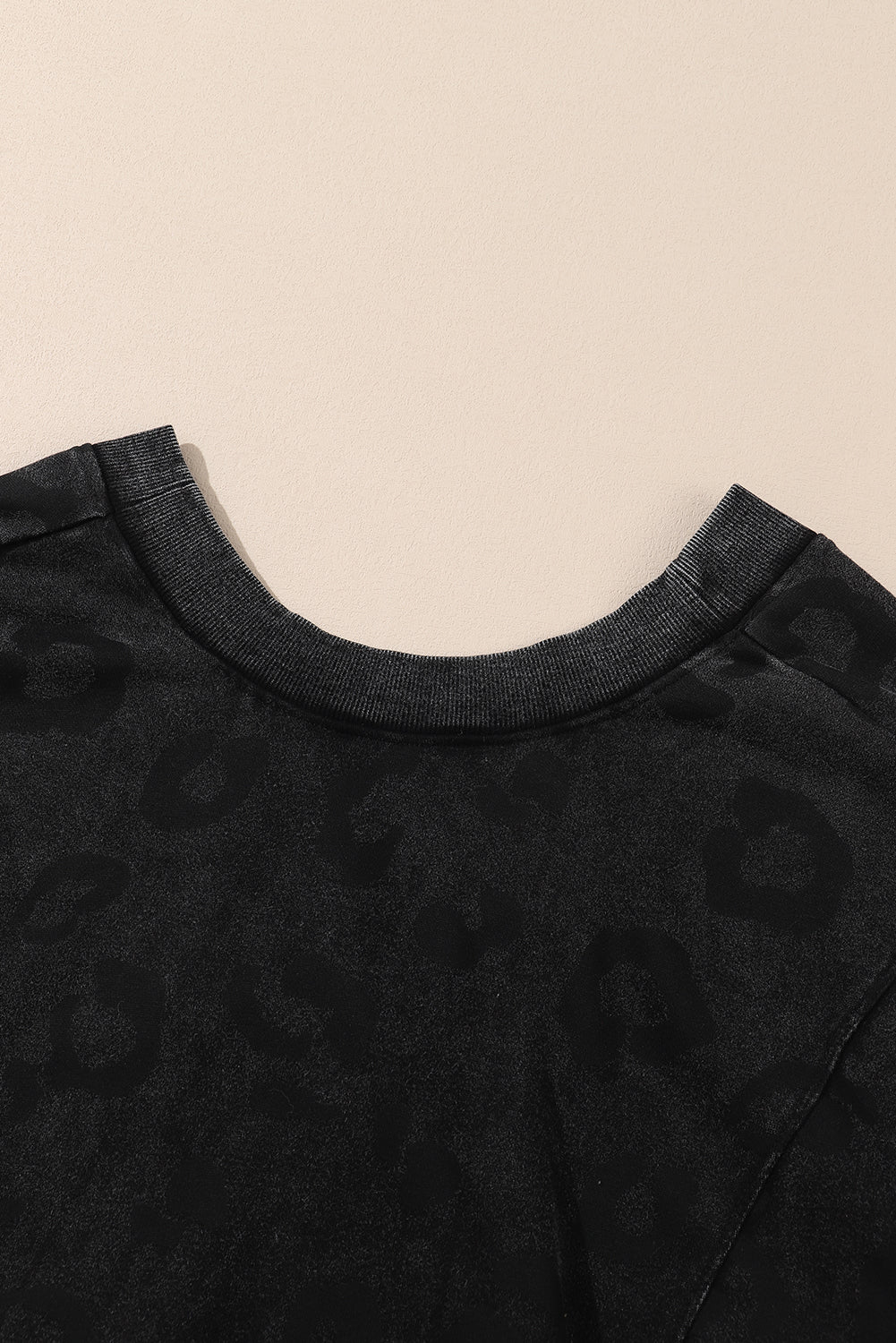 Karbonsko siva majica s leopard printom širokog kroja