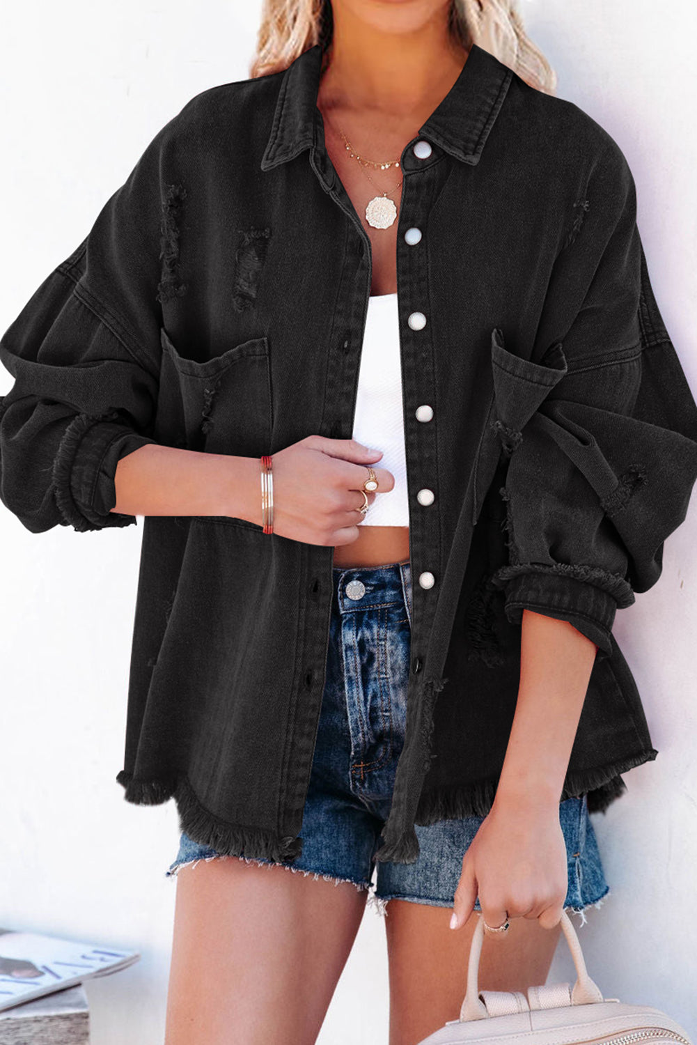 Schwarze Jeansjacke im Distressed-Look mit Fransenbesatz