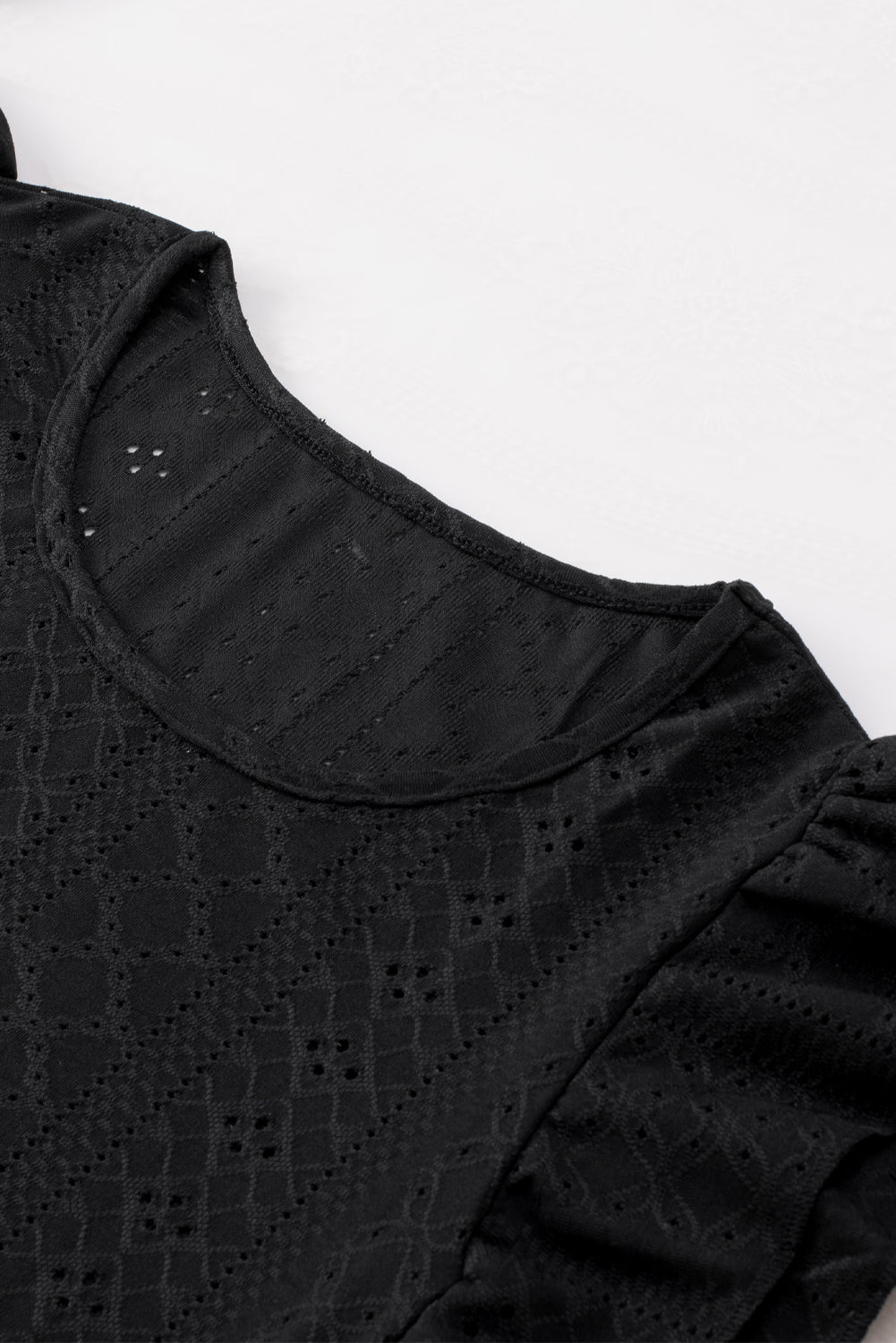 Crna bluza kratkih rukava s volanima s teksturom romba