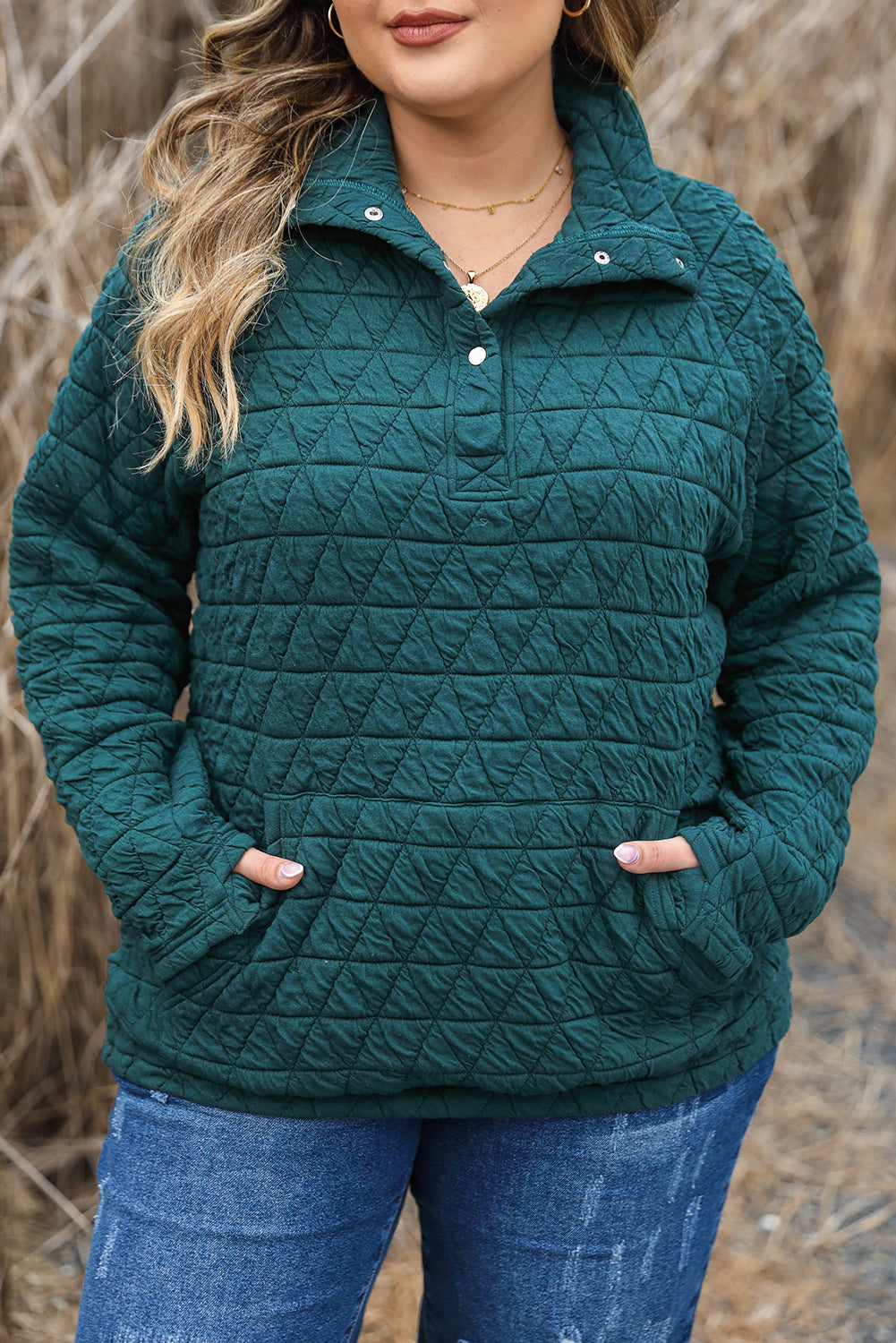 Schwarzgrünes, gestepptes Sweatshirt mit Viertelknöpfen und Taschen in Übergröße