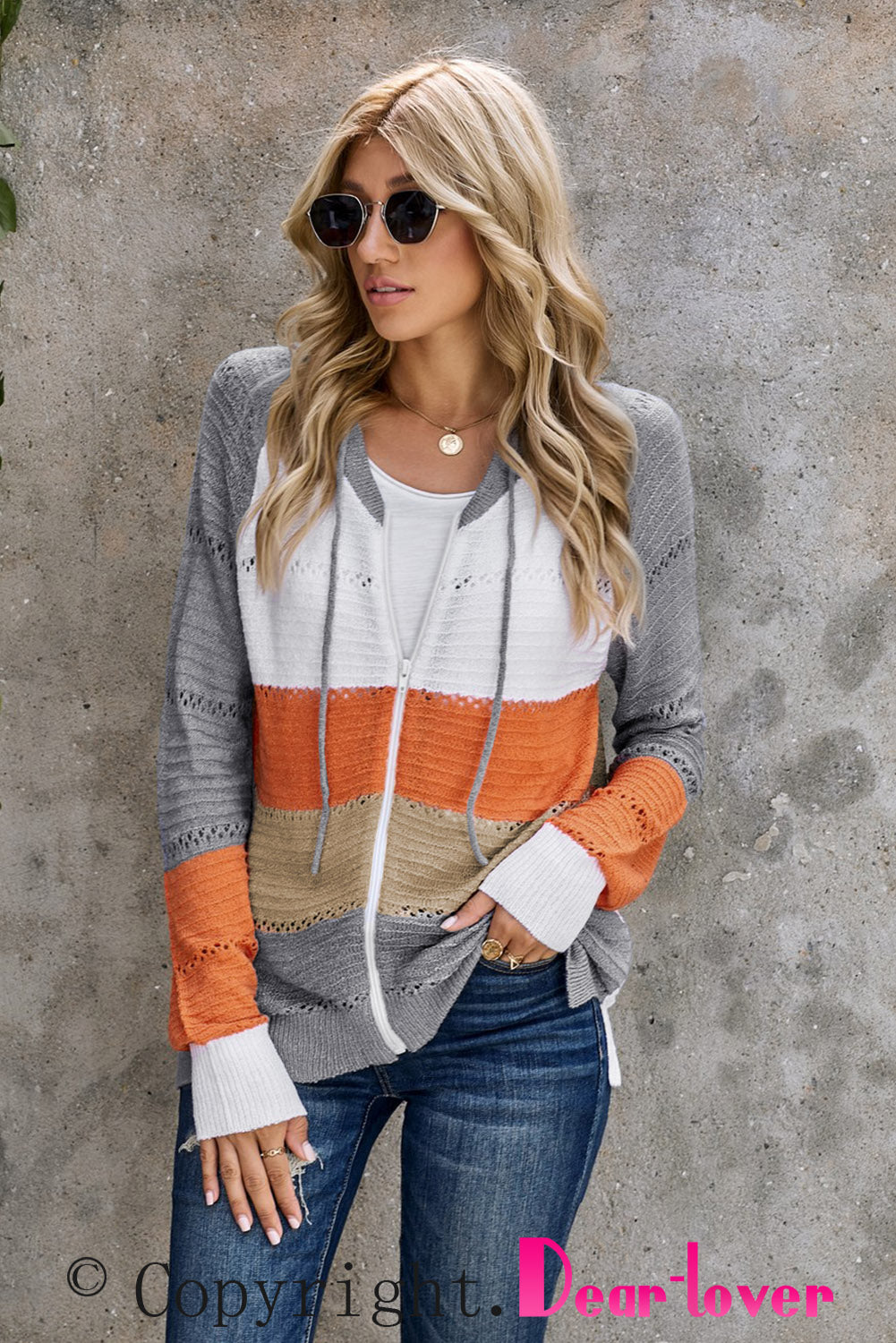 Rjav pleten pulover s kapuco z zadrgo in barvnimi bloki na sprednji strani