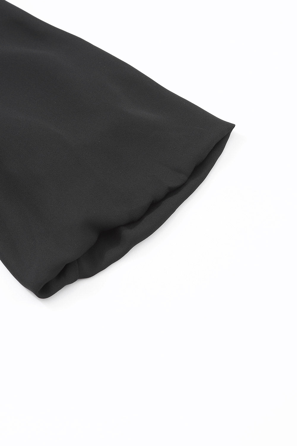 Crna bluza s plisiranim rubovima s gumbima i ključanicama