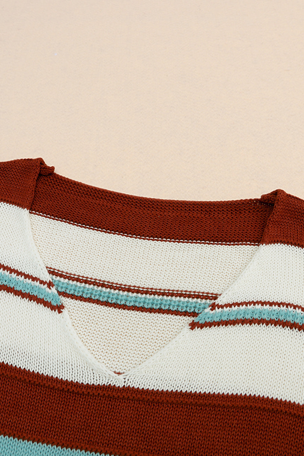 Pleten pulover z v-izrezom s kavnim črtastim vzorcem