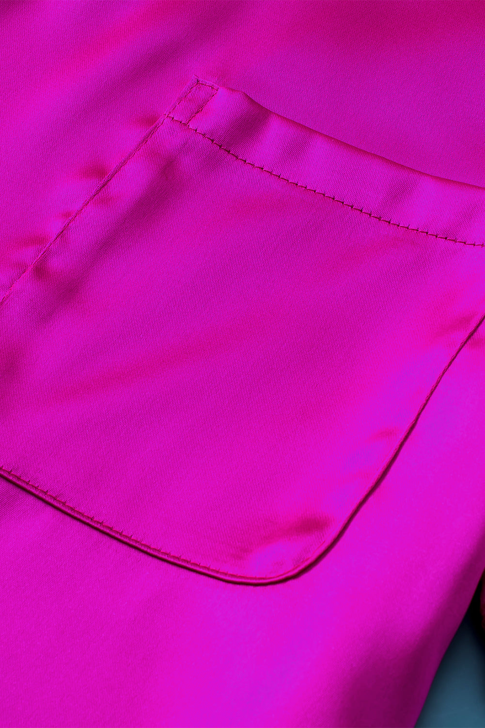Leuchtend rosa Satin-T-Shirt mit V-Ausschnitt und Shorts mit Kordelzug