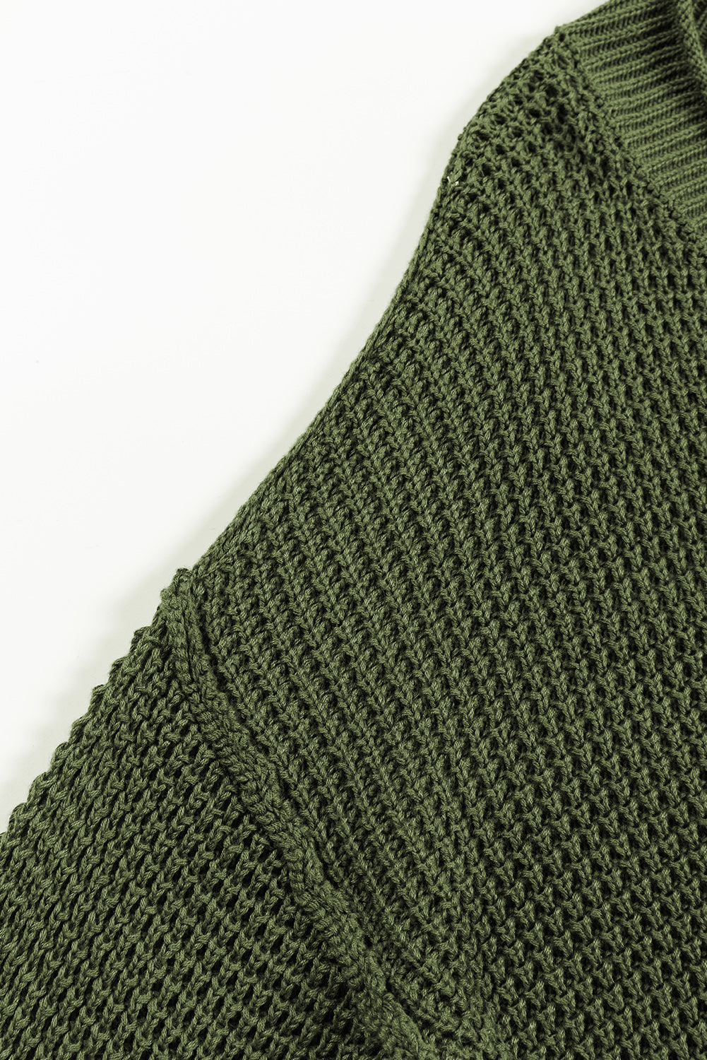Črn pulover z v-izrezom in pletenimi gumbi na ramenih