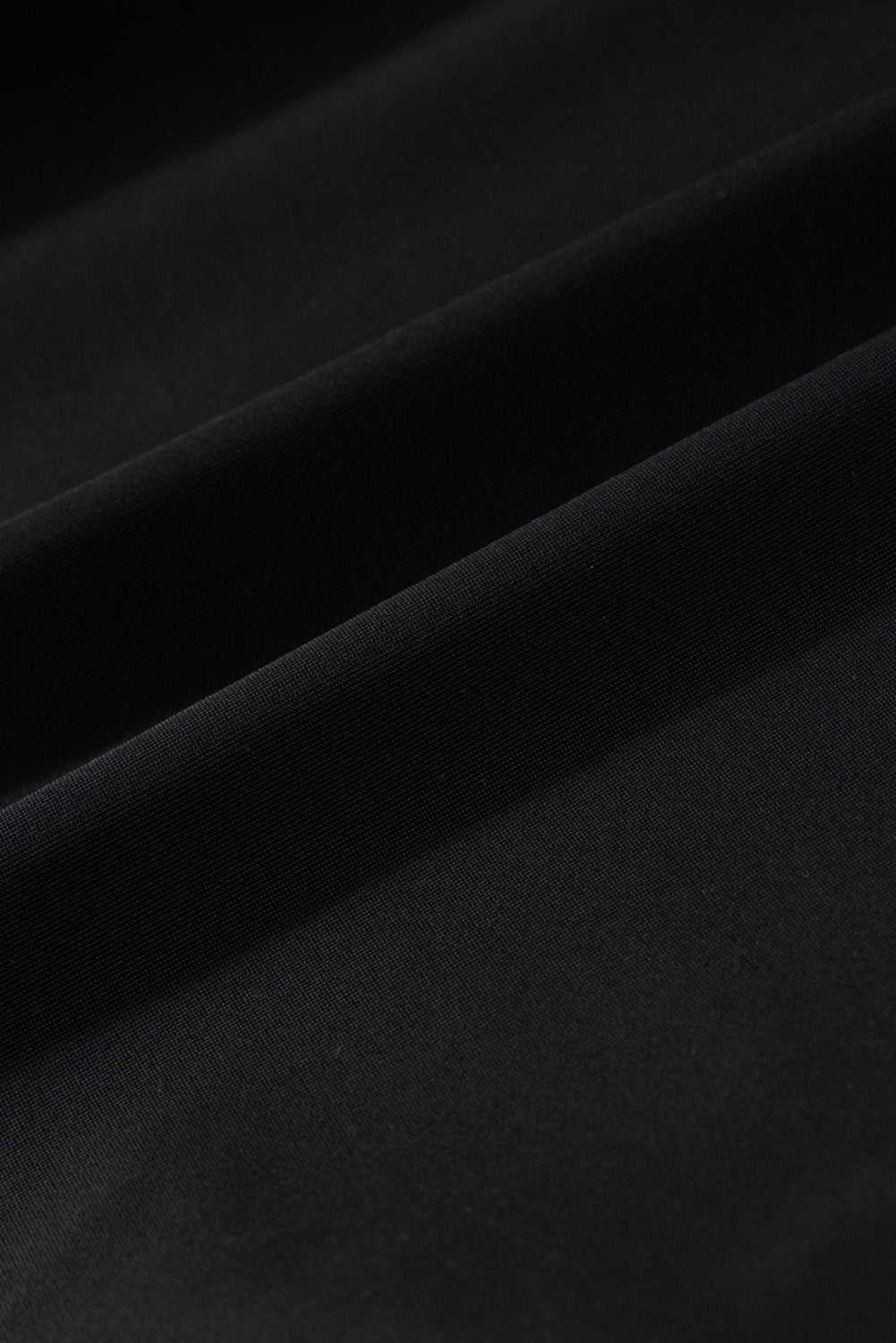 Schwarzer Badeanzug mit verstellbaren Trägern und Mesh-Spleißen