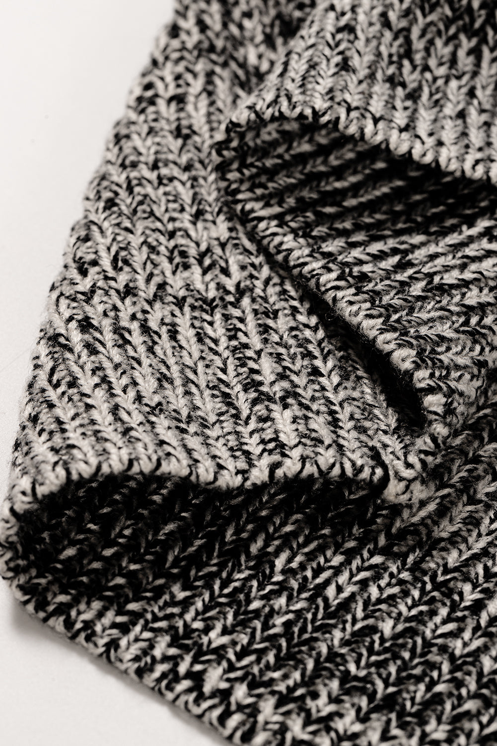 Crni neutralni pulover na vezanje u boji