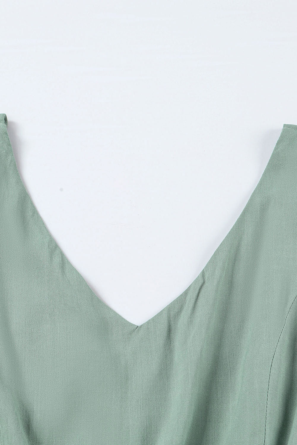 Zelen širok kombinezon z v izrezom in napihnjenimi rokavi